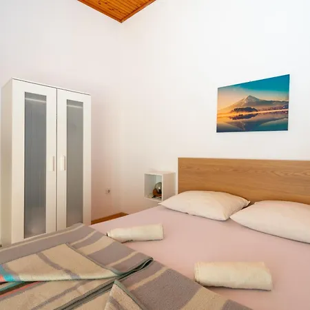 Apartments By The Sea Mandre, Pag - 4101 * Kolan
