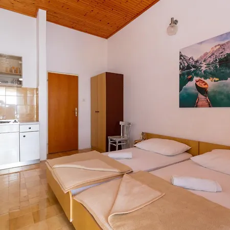 Apartments By The Sea Mandre, Pag - 4101 Apartment Kolan